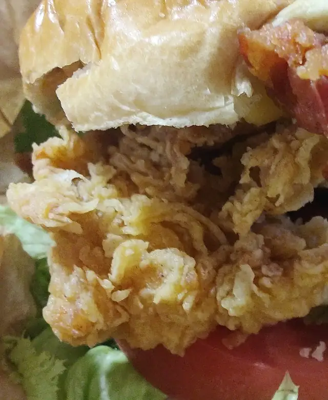 Burger z chrupiącym kurczakiem, bekonem, pomidorem i sałatą w Crispy Chicken Bistro